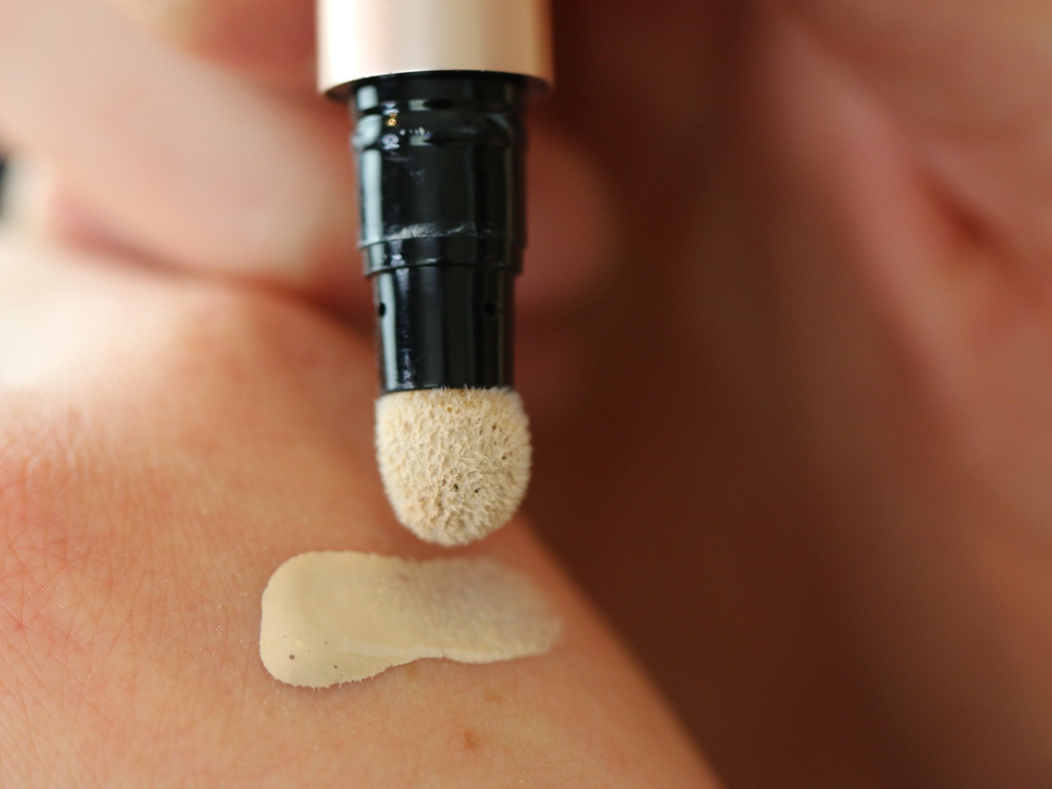 The Essentialist - Concealer Clickstick - Gressa Skin